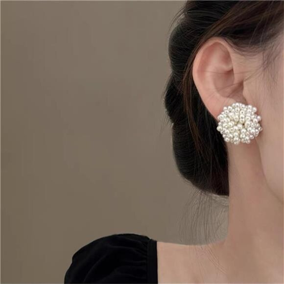 🌸 Cute Flower Pearl Stud Earrings | Lightweight & Elegant Gift Idea 🌸 - Picture 3 of 6